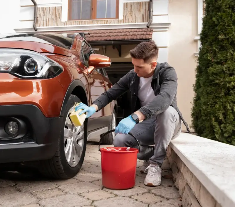 Lavage auto à domicile Saint-Martin-Lestra : professionnel intervenant sur un véhicule